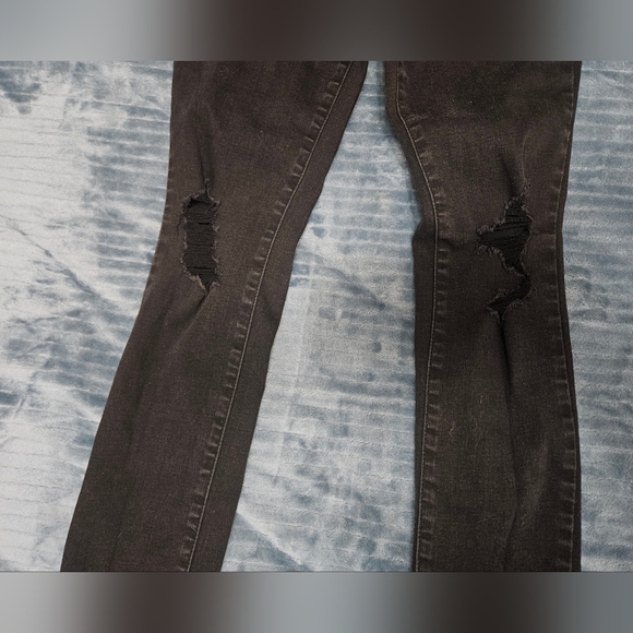 Universal thread mid rise skinny distressed jeans! - Picture 8 of 9